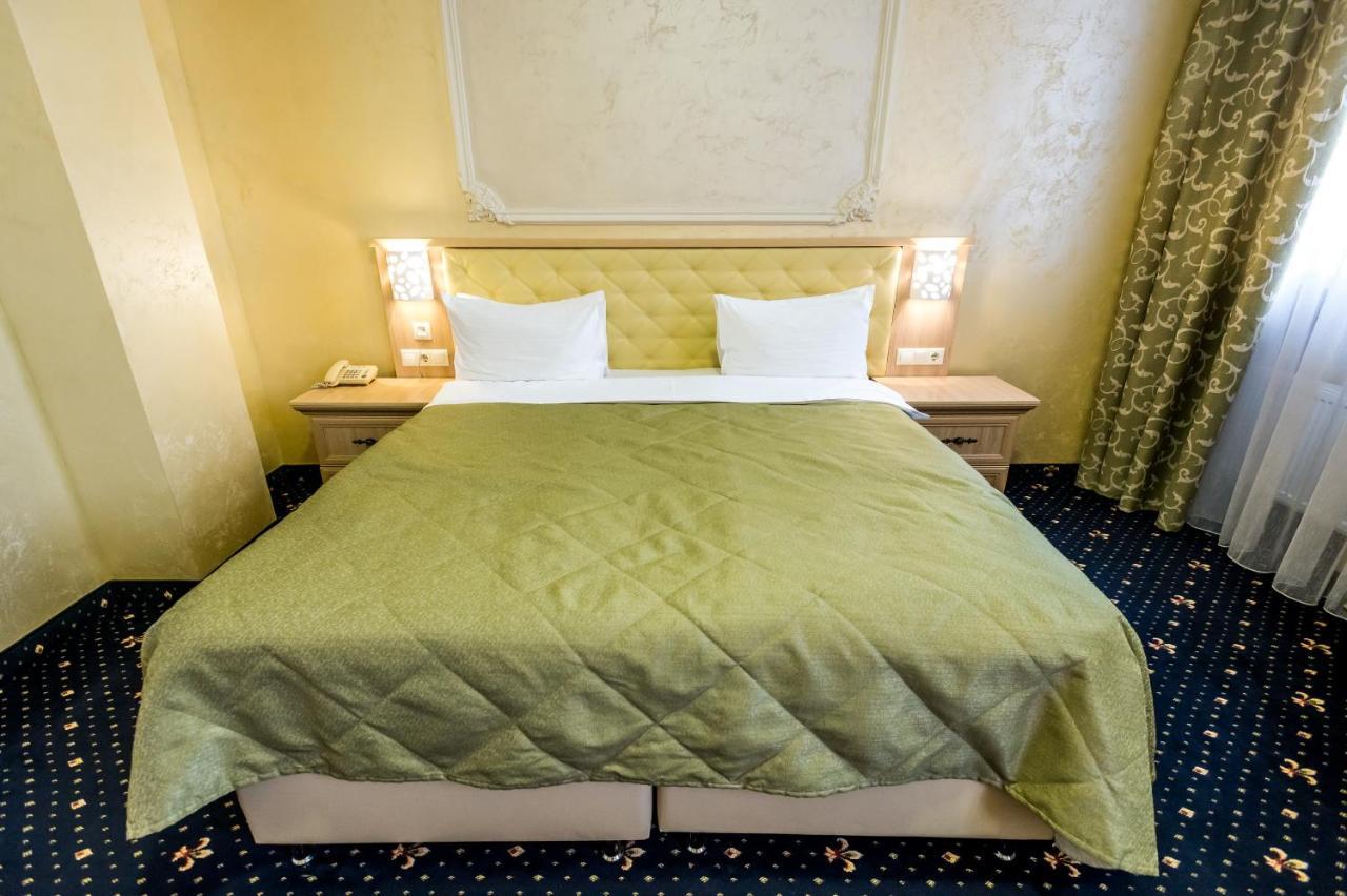 Hotel France Vinnytsia Extérieur photo A bed