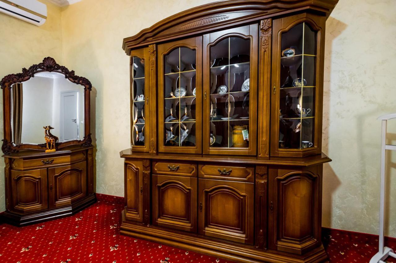 Hotel France Vinnytsia Extérieur photo A typical display cabinet