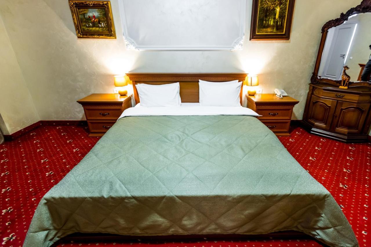 Hotel France Vinnytsia Extérieur photo A bedroom in the hotel