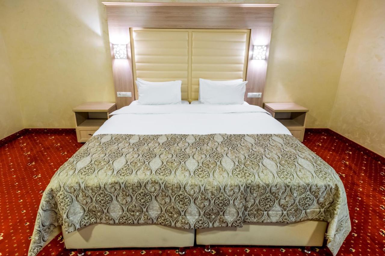 Hotel France Vinnytsia Extérieur photo A bed