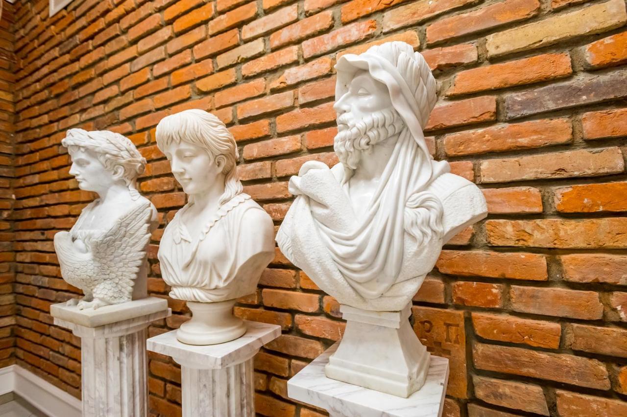 Hotel France Vinnytsia Extérieur photo Marble busts of the Roman gods Apollo, Venus, and Mars